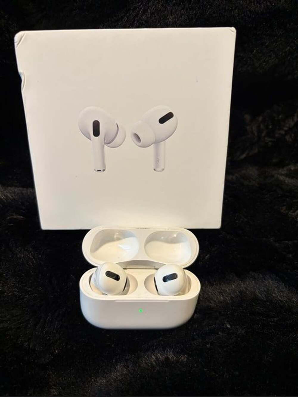 Apple AirPods Pro with Charging Case - First Generation - Picture 3 of 8